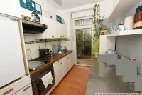 Küche mit Balkonzugang