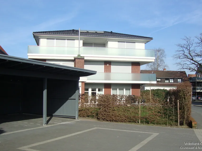 Rückseite mit Carport