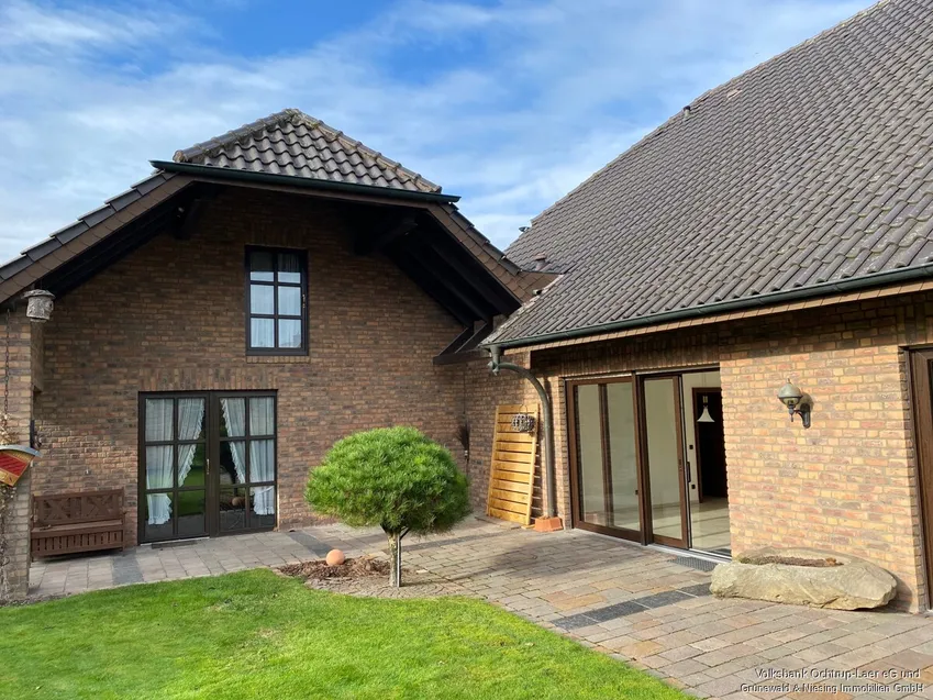 Gartenansicht + Garageneingang