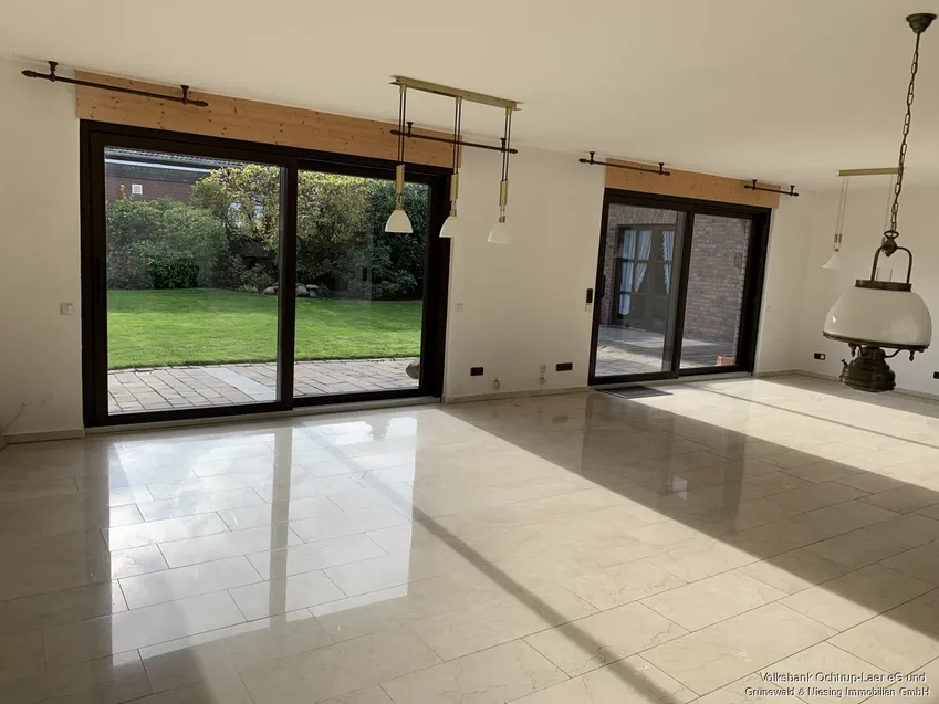 Wohn/Esszimmer + Blick auf Terrasse