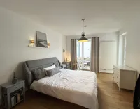 Schlafzimmer mit Zugang zum Balkon