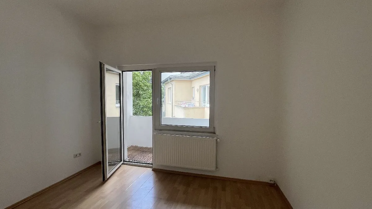 Schlaf-/Kinderzimmer mit Zugang zum Balkon