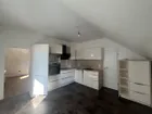 Küche mit Zugang ins Badezimmer