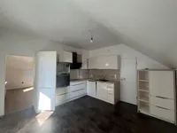 Küche mit Zugang ins Badezimmer