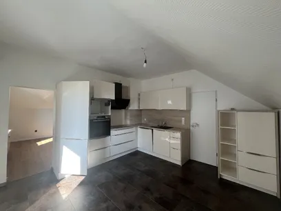 Küche mit Zugang ins Badezimmer