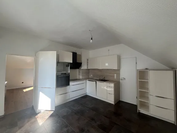 Küche mit Zugang ins Badezimmer