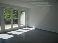 Wohn-/Esszimmer mit Zugang zum Balkon