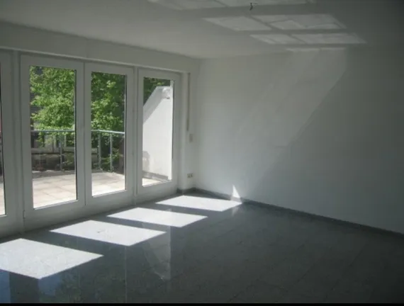 Wohn-/Esszimmer mit Zugang zum Balkon