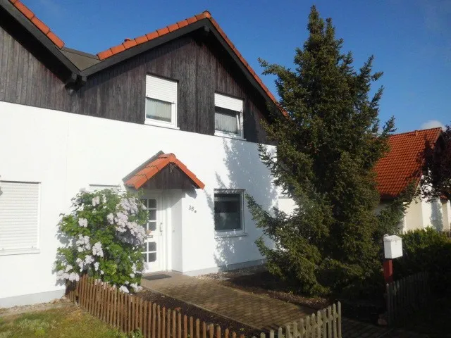 VERMIETET – Schöne Doppelhaushälfte mit Garage und Garten