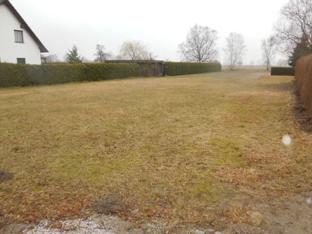 VERKAUFT – Straßenseitig erschlossenes Baugrundstück in Dorflage