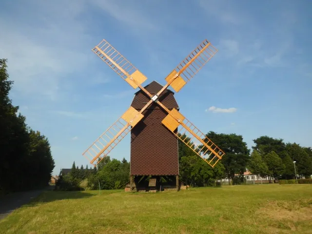 VERKAUFT – Gut erhaltene Bockwindmühle mit schönem Grundstück