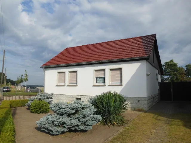 VERKAUFT – Wohnhaus mit Nebengebäude und großem Grundstück