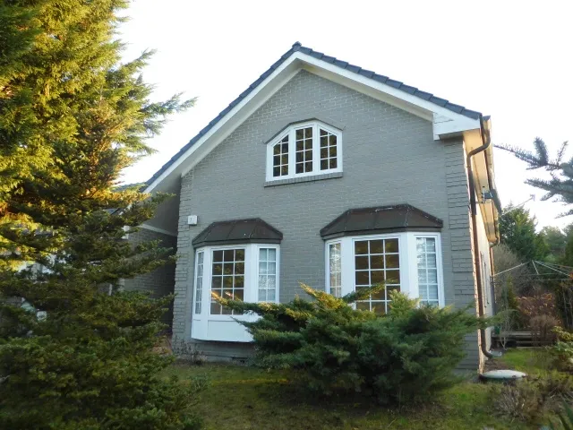 VERMIETET – Geräumiges Wohnhaus mit 6 Zimmer, 2 Bäder, Vollkeller, Garage und Garten