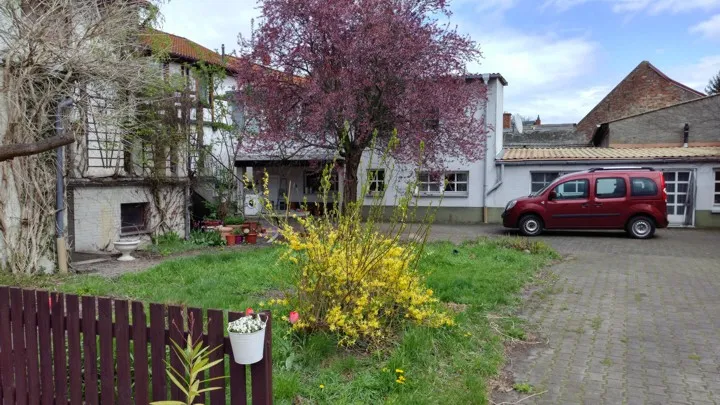 VERKAUFT – Geräumiges Haus mit 3 weiteren Wohneinheiten und großem Grundstück