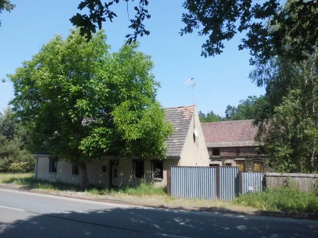 VERKAUFT – Sanierungsbedürftiges Bauernhaus mit viel Land in schöner Randlage