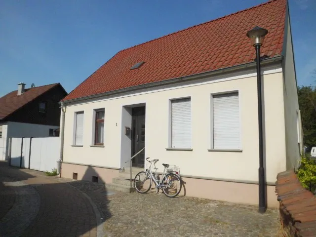 VERKAUFT – Teilmodernisiertes Wohnhaus mit Nebengebäude und Zufahrt