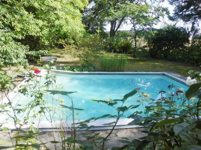 VERKAUFT – Schön gelegener Bungalow mit Pool und großem Garten