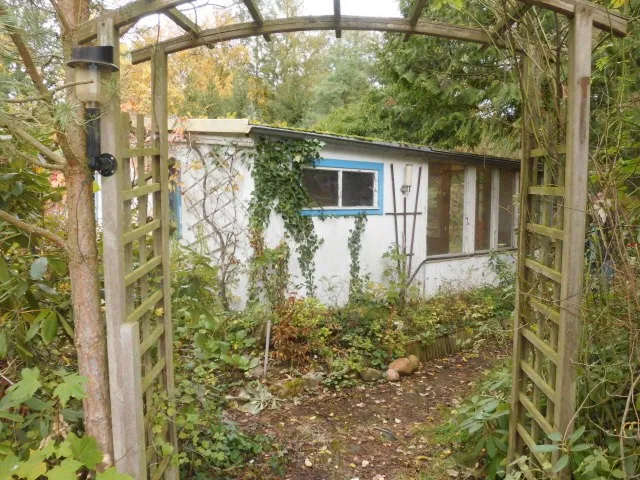 VERKAUFT – Wochenendhaus mit Holzgarage, Carport und Gartenhaus in ruhiger Randlage