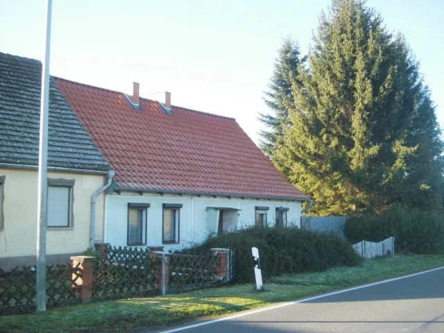 VERKAUFT – Teilmodernisiertes Haus mit großem Grundstück