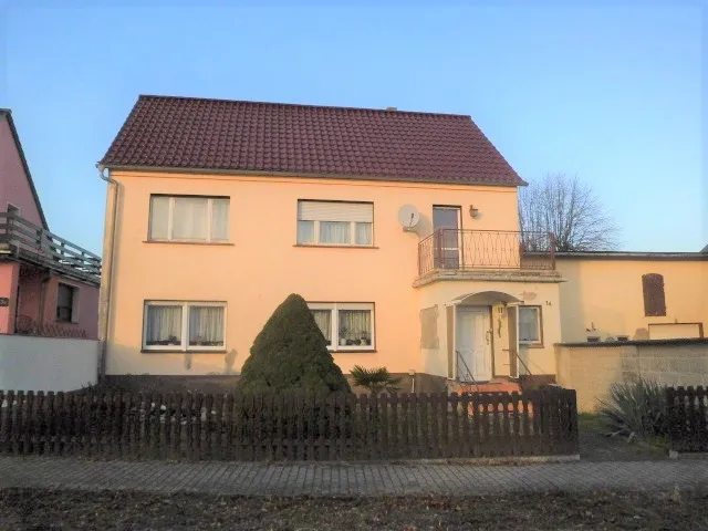 VERKAUFT – Größeres Wohnhaus mit Nebengelass und Garten