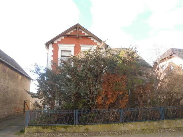 VERKAUFT – Großes Wohnhaus mit Gewerbemöglichkeit und schönem Garten