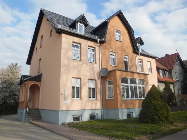 VERMIETET – Große 4-Zimmer-Wohnung mit Garage und Garten