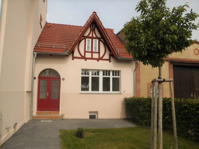 VERMIETET – Kleines modernisiertes Wohnhaus mit Vorgarten
