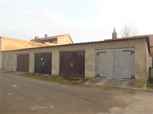 VERKAUFT – Baugrundstück mit 5 Garagen