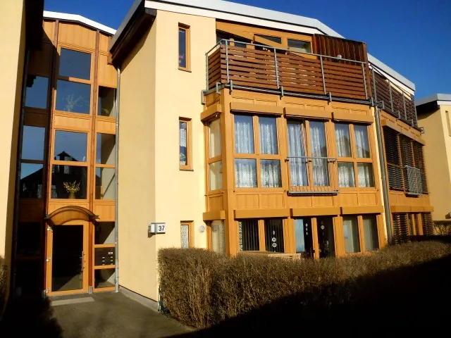 VERKAUFT – Schöne 2-Zimmer-Eigentumswohnung am Bad Belziger Kurpark mit Balkon, Keller und Carport