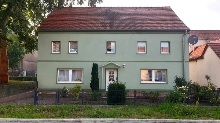 Bezugsfähiges Haus mit Innenhof und Vorgarten