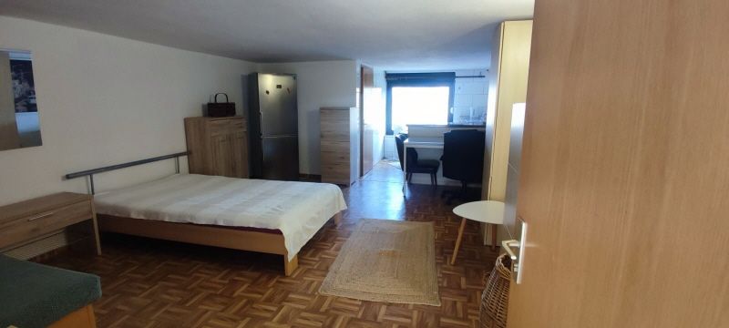 Teilm&ouml;bliertes Zimmer mit K&uuml;che und DU-WC