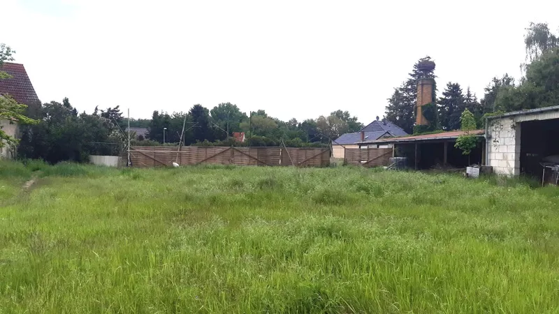 Gro&szlig;es Baugrundst&uuml;ck in einer Nebenstra&szlig;e