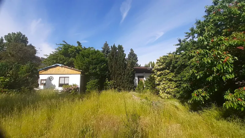 Baugrundst&uuml;ck mit Wochenendhaus unmittelbar an Berliner Stadtgrenze