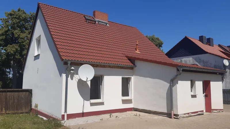 Sch&ouml;nes Wohnhaus mit Nebengeb&auml;ude und gro&szlig;z&uuml;gigem Garten