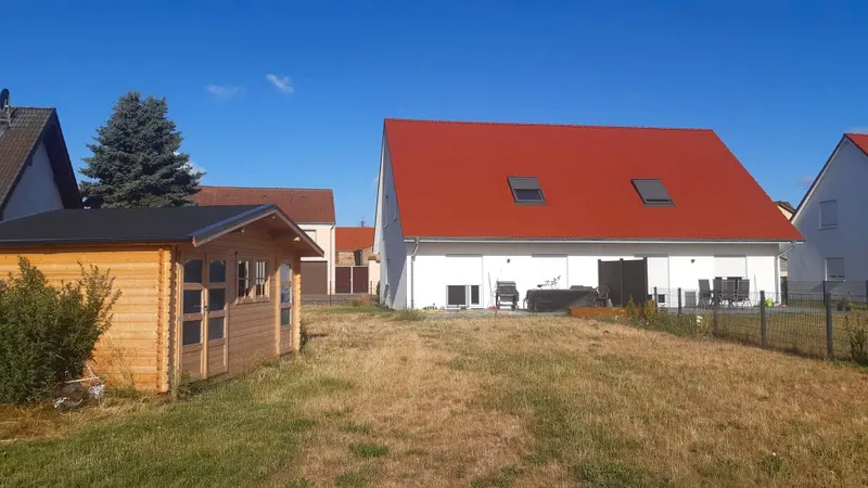 Neuwertiges Niedrigenergiehaus mit Einbauk&uuml;che, Garten und Gartenhaus
