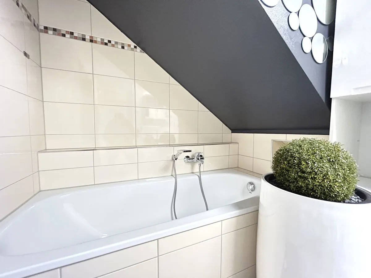 MODERN WOHNEN MIT AUFZUG !!! Großzügige 2-Zi.-Dachgeschosswohnung für Anspruchsvolle - Foto 2