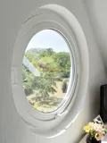 Rundfenster im Wohnzimmer
