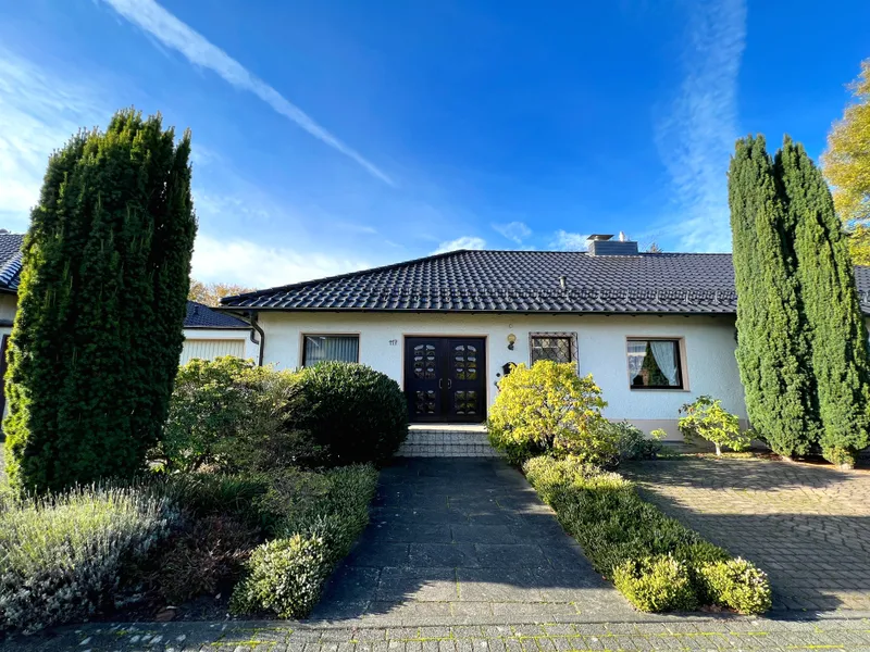 Bald ist es soweit.. Sommer! Im eigenen Haus mit Garten mitten in Schildgen? Sofort frei.