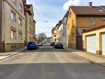 Haus & Straße v. Osten