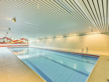 Schwimmbad von hinten li