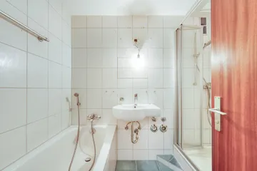 Bad mit Wanne & DU