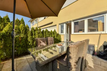 Terrasse v. Ecke hinten