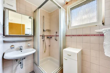 Bad mit Fenster & Dusche