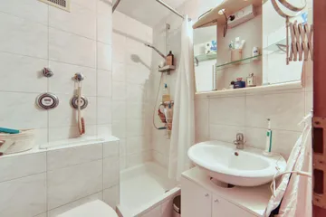 Bad mit Dusche & WC