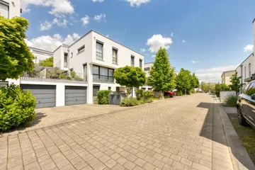 Haus & Straße v. Süd-Westen