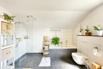 Bad mit Wanne & Dusche