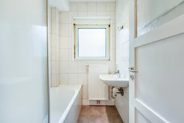 Bad mit Fenster & Wanne