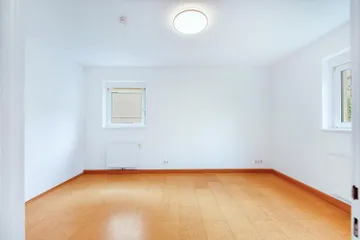 Kind von Tür