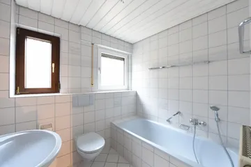 EG, Bad mit Fenster