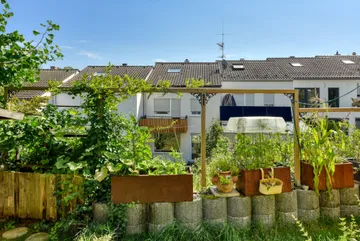 Hausansicht West v. Nachbar